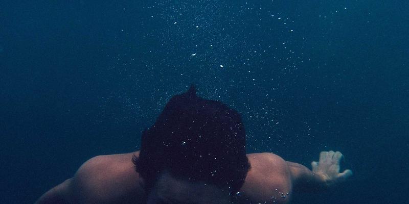 从吴哥窟到金边：柬埔寨华人社群的历史变迁与现代商业影响力